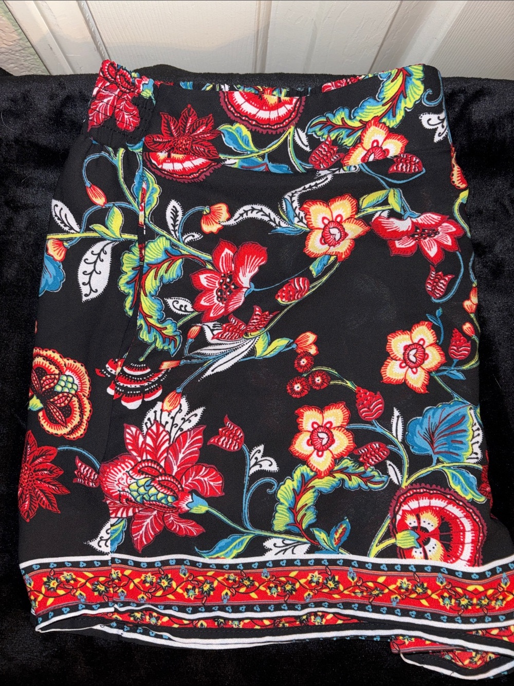 By&By Black Floral Border Print Short XL EUC